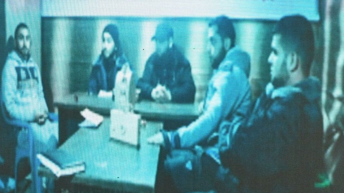 Jedno ze zdjęć zaprezentowanych na konferencji MSWiA. Ma ukazywać członków palestyńskiego ugrupowania terrorystycznego Palestyński Islamski Jihad. Polskie służby miały je znaleźć w karcie pamięci SD jednego z migrantów