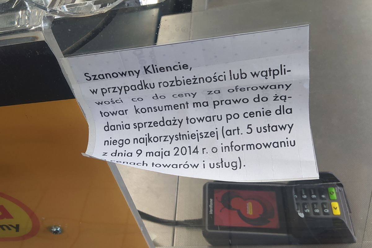 Komunikaty zostały umieszczone również przy stanowiskach kasjerskich oraz przy wejściu do dyskontów