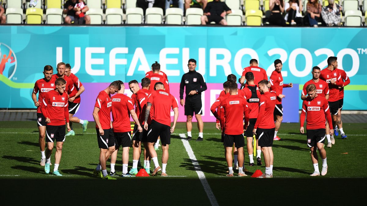Gdańsk, 15.06.2021. Piłkarskie mistrzostwa Europy - Euro 2020. Zawodnicy piłkarskiej reprezentacji Polski podczas treningu kadry w Gdańsku, 15 bm. Polacy przygotowują sie do kolejnego meczu grupy E z Hiszpanią, który zagrają w sobotę 19 czerwca na stadionie Estadio La Cartuja w Sewilli. (js) PAP/Marcin Gadomski