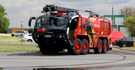 Awaryjne lądowanie na lotnisku Chopina. Na pokładzie ponad 100 osób