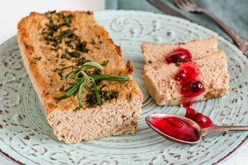 Świąteczny pasztet piekę zawsze w takiej temperaturze. Jest kremowy, pełen smaku, ale nigdy za suchy