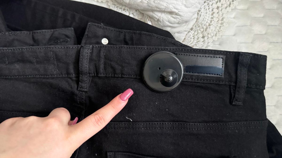 Klips zabezpieczający przed kradzieżą — jak go zdjąć?