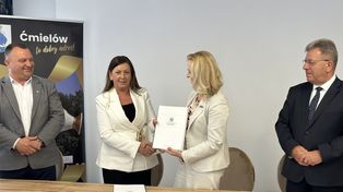 W Ćmielowie podpisano porozumienie w sprawie koncepcji polderów zalewowych. Był wojewoda Józef Bryk.