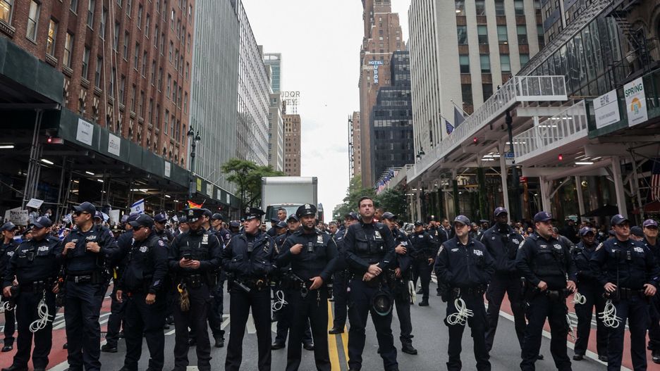 Archiwum zagraniczne East News 2023-10
NEW YORK, UNITED STATES - OCTOBER 09: New York Police Department (NYPD) takes strict security measures as Pro-Palestinian and pro-Israeli protesters rally outside the Israeli consulate in Manhattan, New York City, United States on Monday, October 9, 2023. Selcuk Acar / Anadolu Agency/ABACAPRESS.COM
AA/ABACA