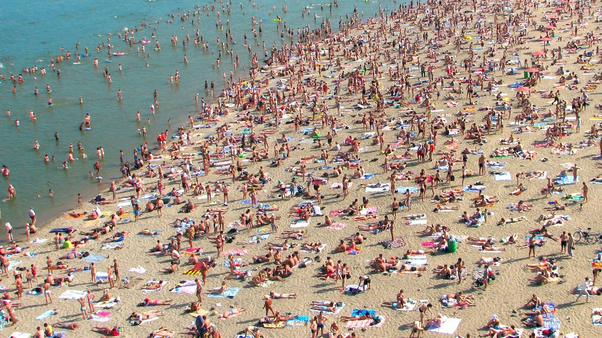 Nadmorskie miejscowości latem przeżywają oblężenie