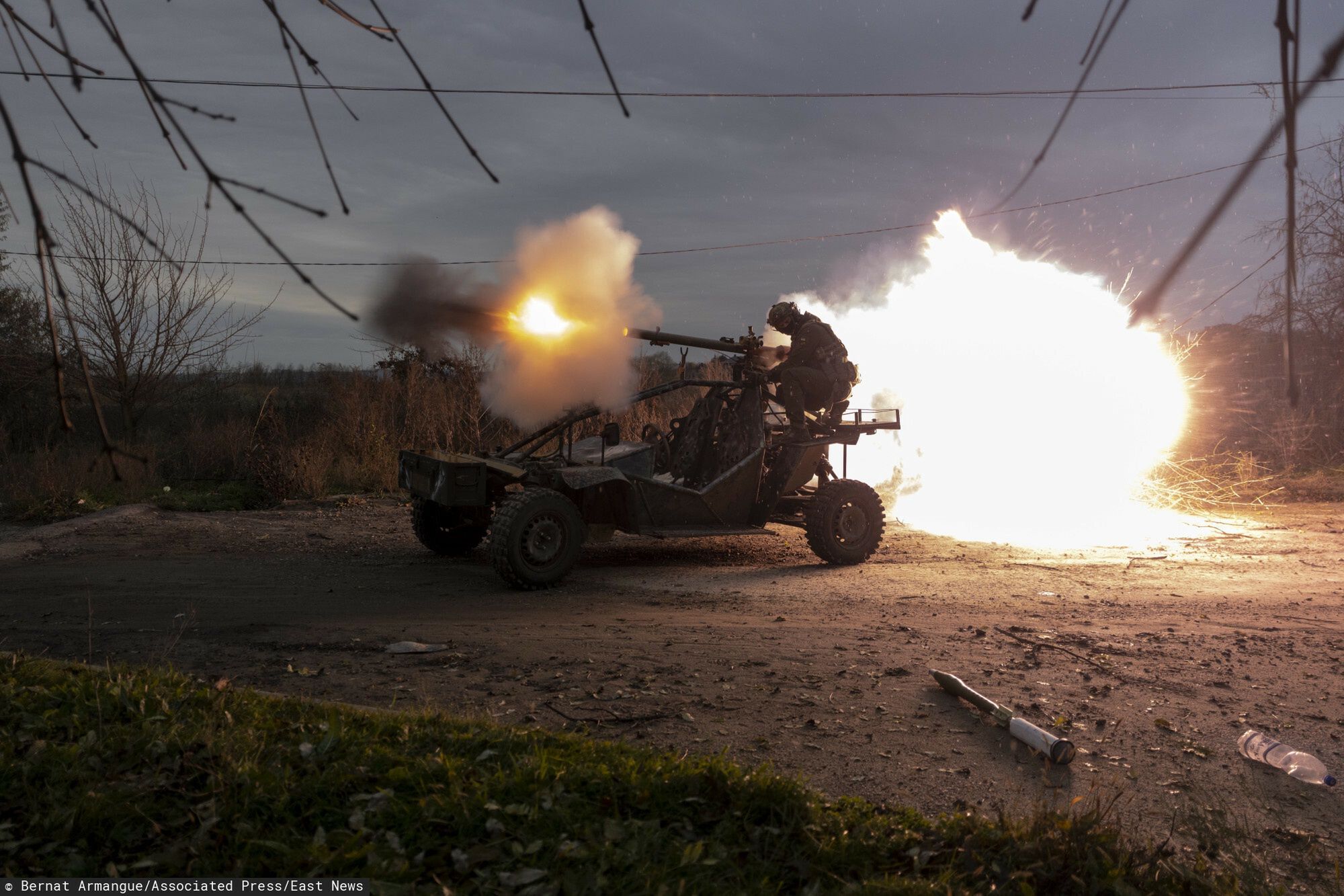 Linia frontu w okolicach Chersonia
Ukrainian servicemen shoot towards Russian positions in the frontline near Kherson, southern Ukraine, Wednesday, Nov. 23, 2022. The Russian withdrawal from the only provincial capital it gained in nine months of war was one of Moscow most significant battlefield losses. Now that its troops hold a new front line, the Ukrainian military said through a spokesman, the army is planning its next move. (AP Photo/Bernat Armangue)
Bernat Armangue