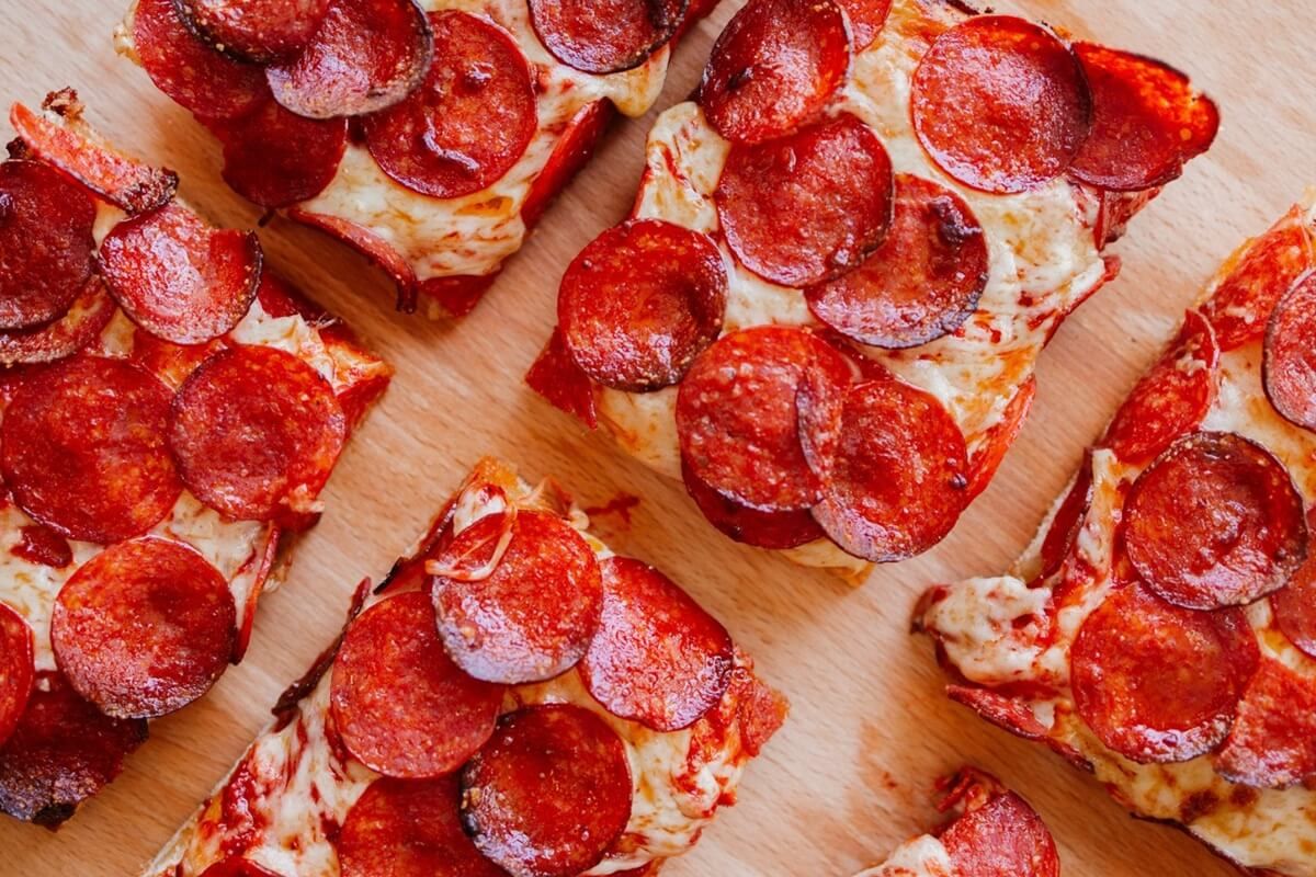 Ogólnopolska sieć pizzerii serwująca pizzę w stylu amerykańskim wchodzi do Lublina. Wiemy, w którym miejscu się otworzy