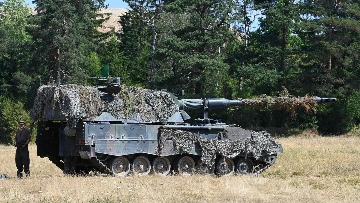 Niemiecka armatohaubica PzH 2000 to jeden z rodzajów sprzętu wojskowego wykorzystywanego podczas wojny w Ukrainie