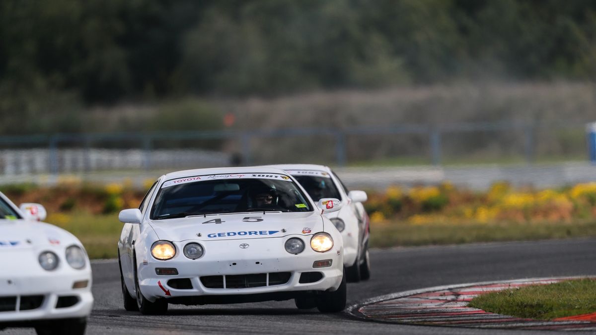 Nawet jeśli auto ma 20 lat, na wyścigowych oponach i zawieszeniu daje mnóstwo frajdy.