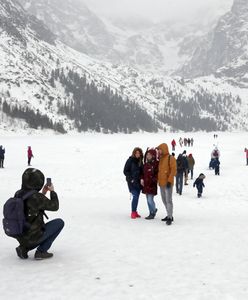 Tatry. Pod turystami załamał się lód na Morskim Oku