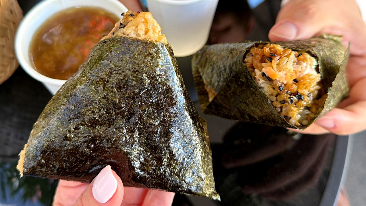 Onigiri to prosta forma posiłku, która łączy wygodę z odżywczym składem i ciekawym podejściem do jedzenia.