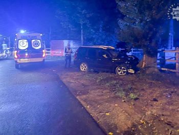 Jedlina: Zjechał z drogi i uderzył w drzewo. 35-letni kierowca nissana zabrany śmigłowcem do szpitala. Niestety zmarł