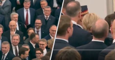 Duda miał problem z wyjściem. Tłum na schodach Sejmu