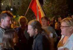 Szarpanina przed Sejmem. Sośnierz ewakuowany przez policję. Premier Morawiecki reaguje