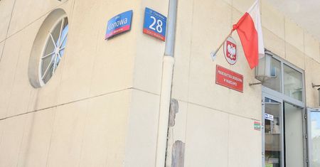 Pięć zarzutów i zakaz kontaktu. Były wykładowca pod dozorem