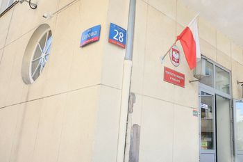Pięć zarzutów i zakaz kontaktu. Były wykładowca pod dozorem
