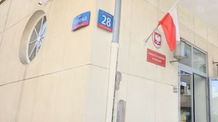 Pięć zarzutów i zakaz kontaktu. Były wykładowca pod dozorem