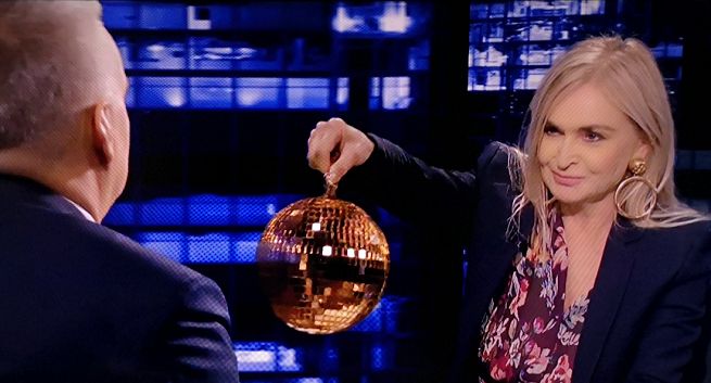 Monika Olejnik w „Kropce nad i” dała posłowi PO kulę dyskotekową. „Był pan na urodzinach”