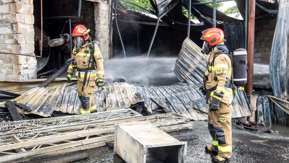 Świecie. Pożar w fabryce styropianu. Kłęby dymy nad miastem