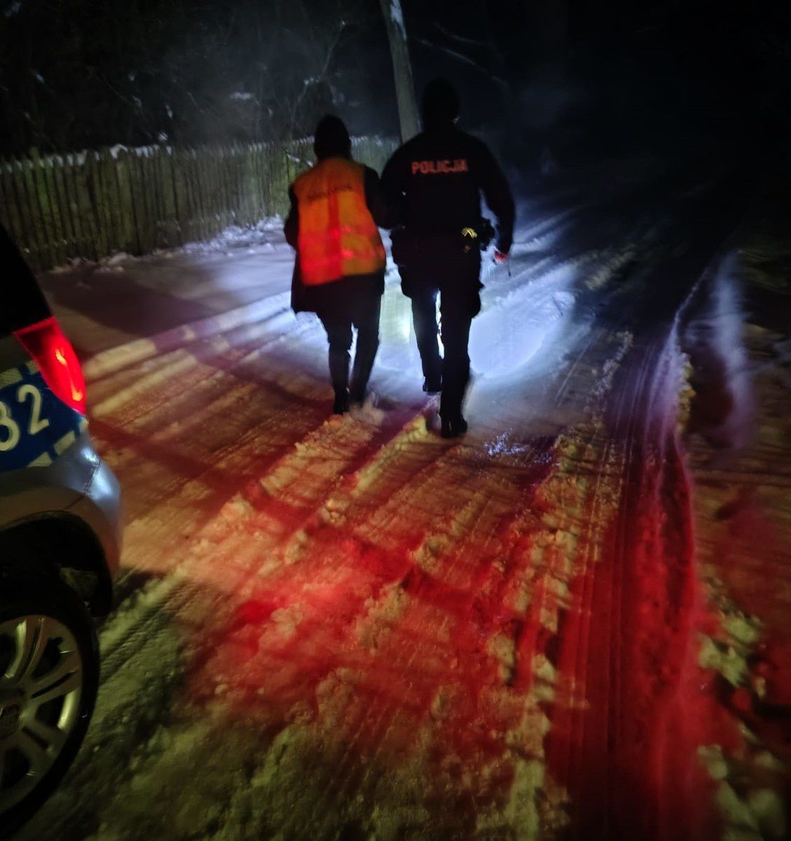 Policjanci pomagają w czasie mrozów