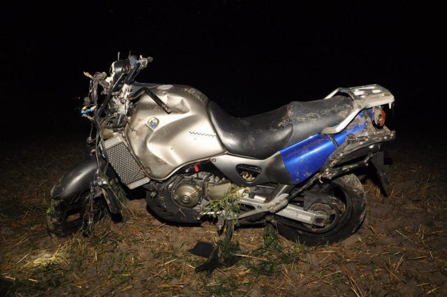 Wypadł motocyklem z drogi, kierujący jednośladem trafił do szpitala (zdjęcia)