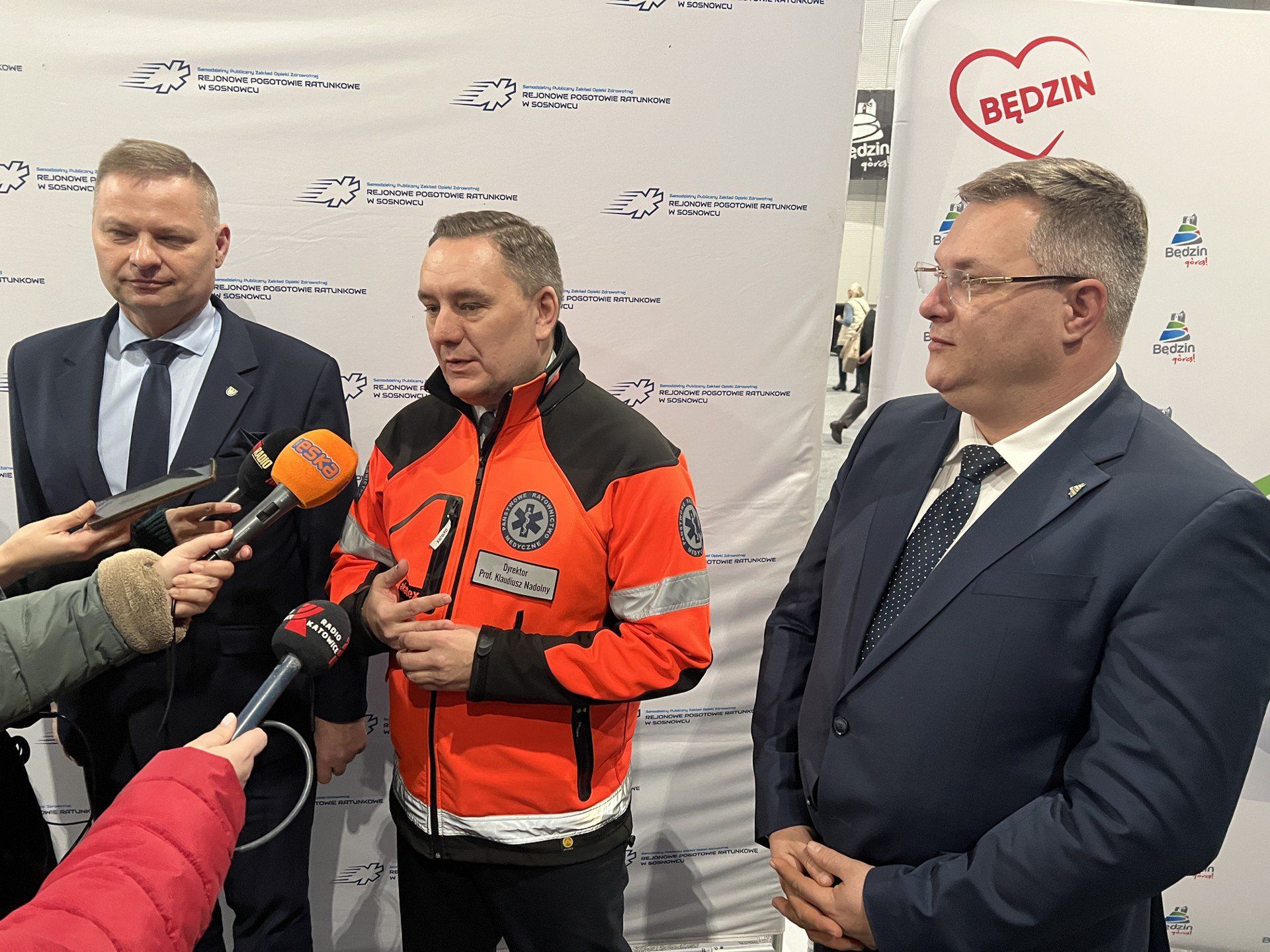 Rafał Adamczyk, prof. Klaudiusz Nadolny i Łukasz Komoniewski poinformowali 1 grudnia o nowym zespole ratownictwa medycznego w Będzinie