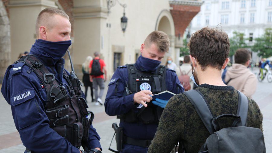 Koronawirus. Polska policja pilnuje przestrzegania obostrzeń. Mandaty za brak maseczek (Fot.: policja.gov.pl)
