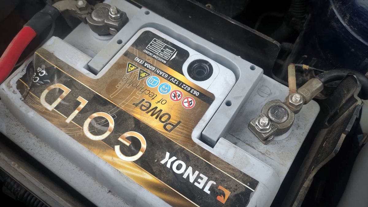 Magiczne oko znajduje się na środku akumulatora - pomiędzy miejscami podłączenia do instalacji elektrycznej pojazdu