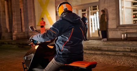 BMW wprowadza szalenie drogą kurtkę. W nocy zobaczysz, dlaczego tyle kosztuje