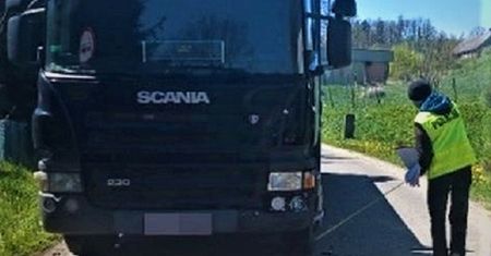 Motocyklista wjechał pod ciężarówkę. Miał sporo na sumieniu