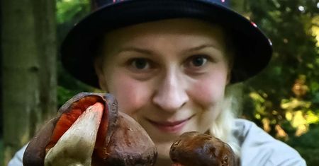 Pani Magda jest amatorką mykologii. Mówi, jakie grzyby można znaleźć już w lasach