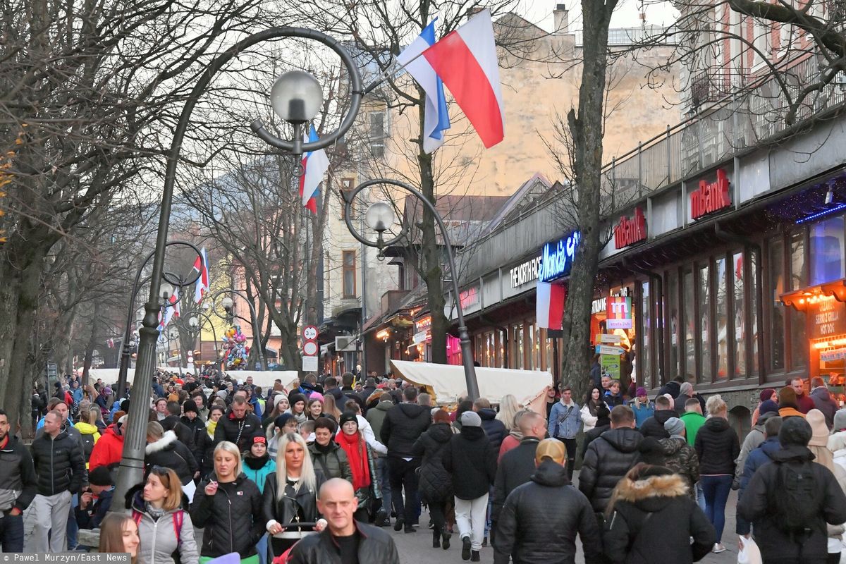 Zatłoczone Krupówki w Zakopanem 11 listopada 2021 roku