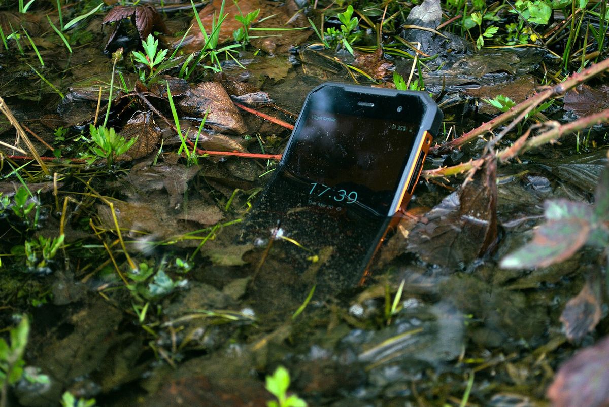 Wodoodporny smartfon sprawdzi się nie tylko w deszczu
