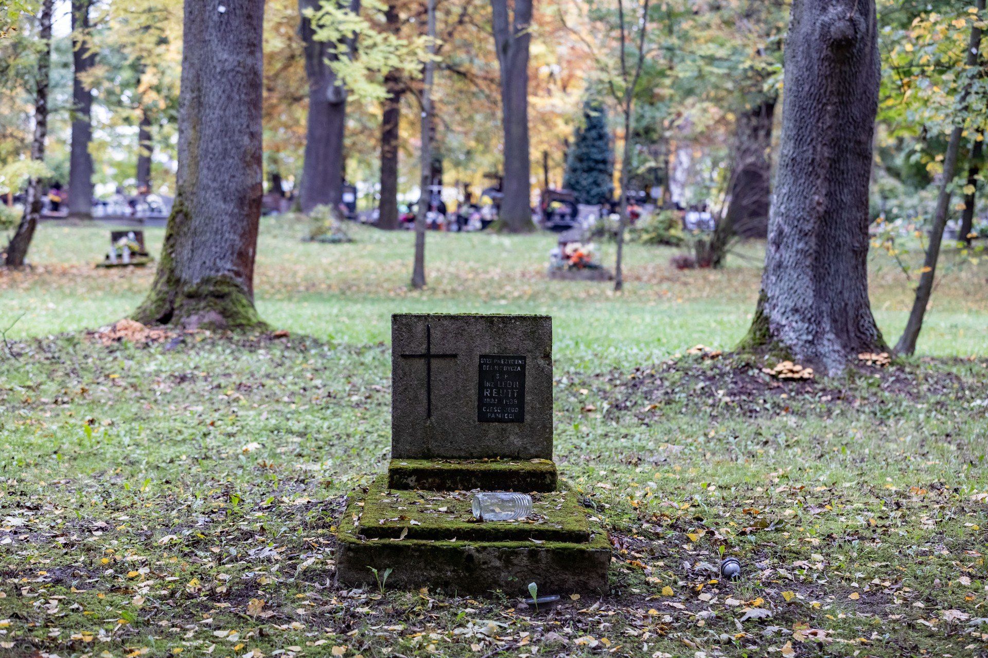 Niewielki cmentarz na Ruczaju skryty jest w parku pomiędzy blokami i centrum handlowym. Ten widok robi ogromne wrażenie