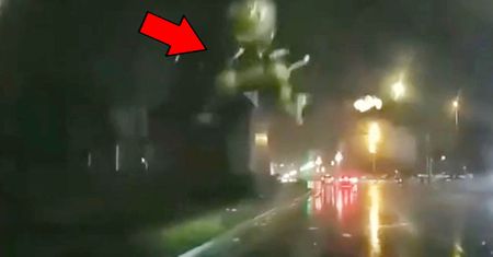 Krok od tragedii. Ogromny posąg odrywa się i uderza w ziemię