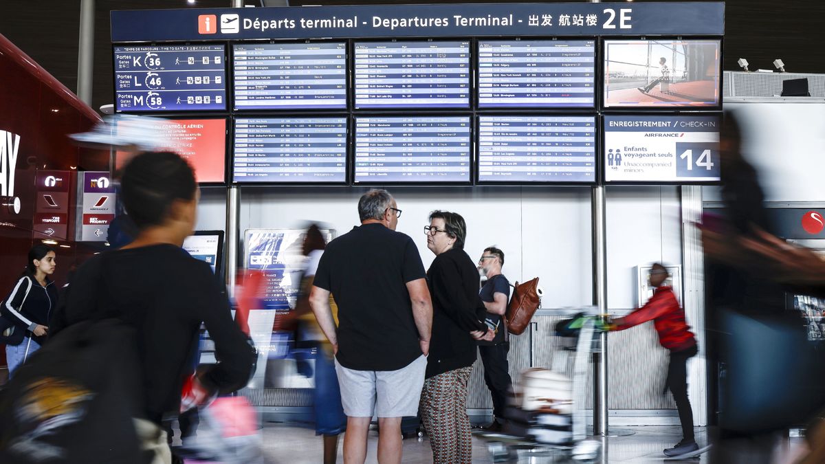 Passengers stand inside Roissy-Charles de Gaulle Airport during a French air traffic controllers' strike, in Roissy-en-France outside Paris, France, 03 July 2025. The French UNSA-ICNA union has called for a two-day strike on 03 and 04 July over working conditions, causing travel disruption. EPA/YOAN VALAT Dostawca: PAP/EPA.