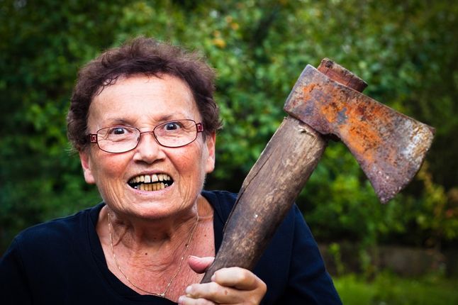 Zdjęcie kobiety z siekierą pochodzi z serwisu Shutterstock