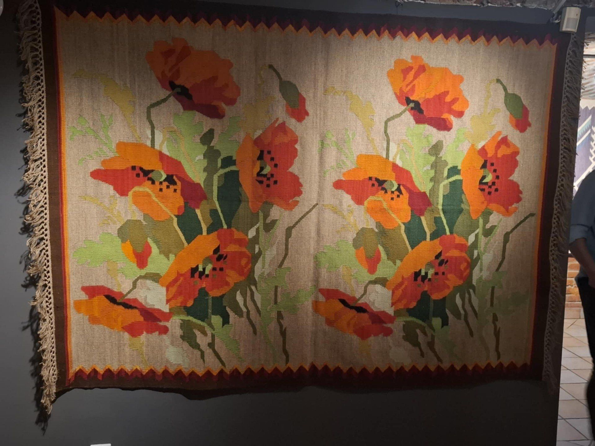&#34;Polski kilim art déco w setną rocznicę Wystawy Światowej w Paryżu&#34;. Ekspozycja w Muzeum Miasta Zgierza