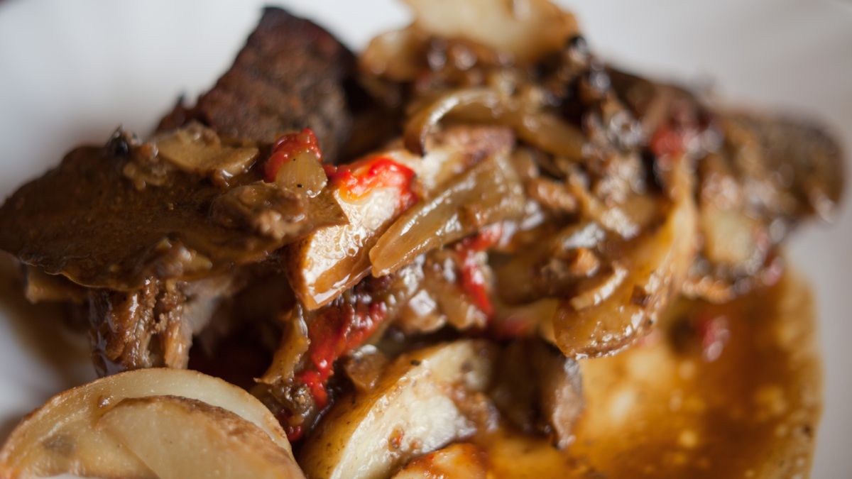 Karkówka pieczona z cebulką i grzybami