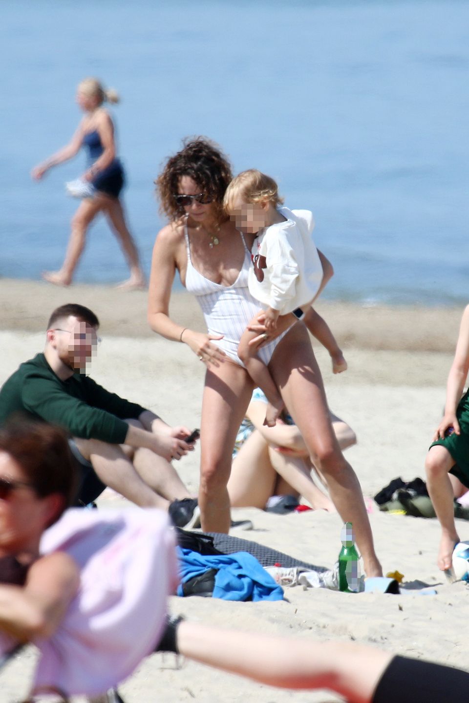 Monika Mrozowska z dziećmi na plaży