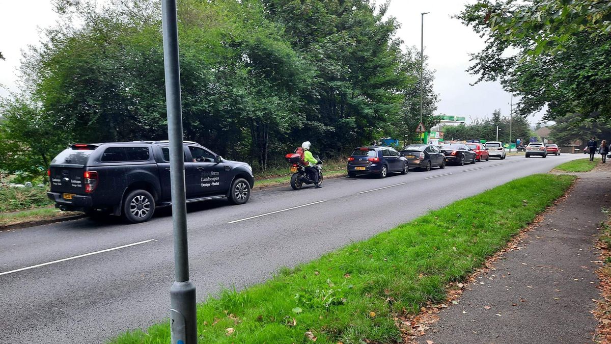 Kolejka do stacji benzynowej w Wielkiej Brytanii 