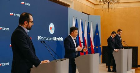 Dworczyk ogłosił plan pomocy na polsko-ukraińskiej granicy. Min. udrożnienie kolejek oraz codziennie dwa pociągi z pomocą humanitarną