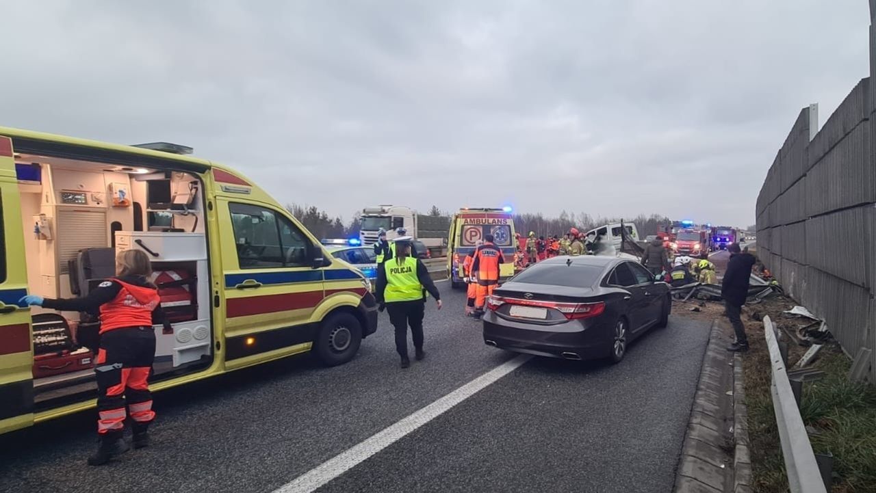 Karambol na S8. Wezwano dwa śmigłowce LPR