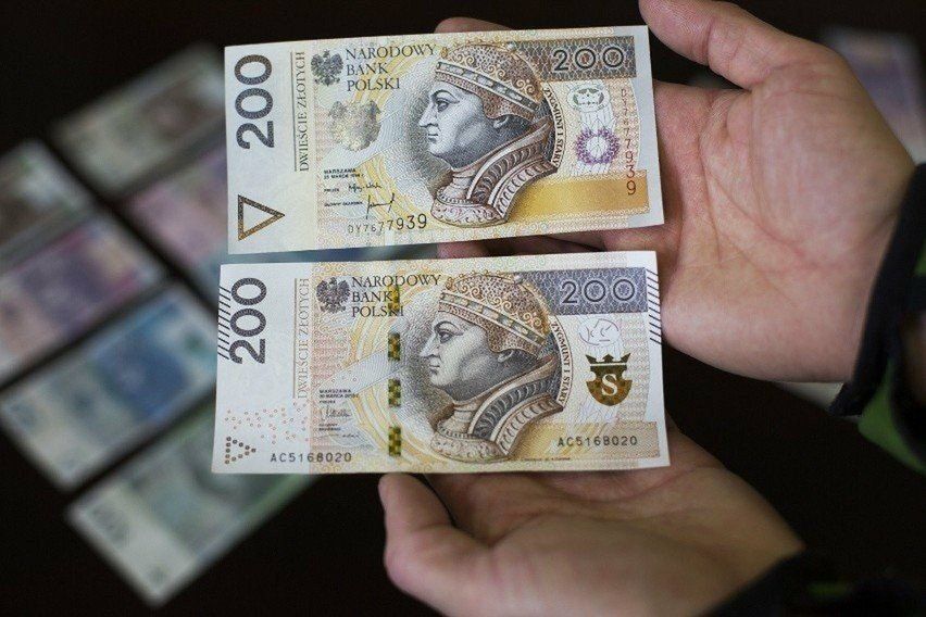 ↓ CHCESZ ZOBACZYĆ RESZTĘ ZDJĘĆ, PRZEWIŃ W DÓŁ ↓Rząd pracuje nad nowelizacją przepisów emerytalnych, która zakłada możliwość przekazywania świadczeń po zmarłym na jego dzieci. To przełomowe rozwiązanie, dotychczas nieobecne w polskim systemie ubezpieczeń społecznych. Jeśli nowe regulacje wejdą w życie, dzieci zmarłych świadczeniobiorców będą mogły korzystać z ich emerytur na określonych warunkach.