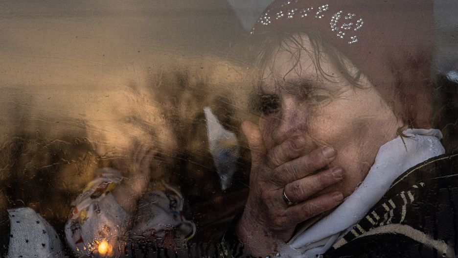 A woman sits with a baby on a bus as they with other people who fled from the besieged by Russian military southeastern city of Mariupol and occupied Melitopol arrive at the evacuation point in Zaporizhzhia, Ukraine, 25 March 2022. Hundreds of people were evacuated on 25 March from the southeastern cities of Mariupol and Melitopol and arrived in Ukraine's controlled area by buses and their own cars. Almost 100,000 residents remain trapped and live in 'inhuman conditions' without food and water in the ruined city of Mariupol, amid Russia's 'constant shelling', Ukrainian president Volodymyr Zelenskyy says. EPA/ROMAN PILIPEY Dostawca: PAP/EPA.