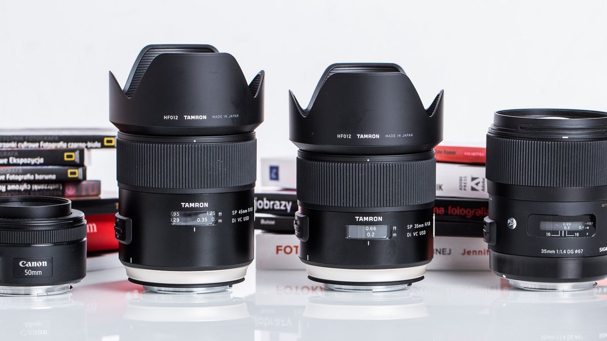 Co oznaczają numery i litery umieszczone na obiektywie? 1