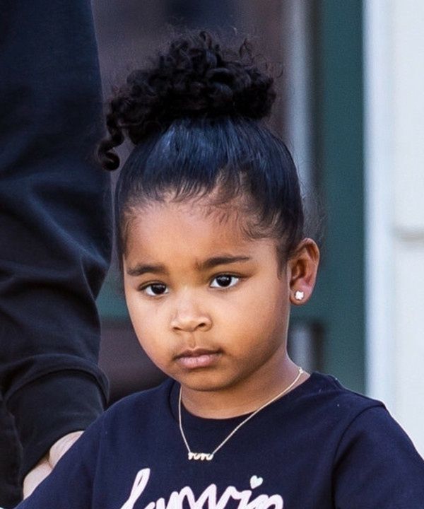 Khloe Kardashian buszuje po sklepach z córką i siostrzenicą