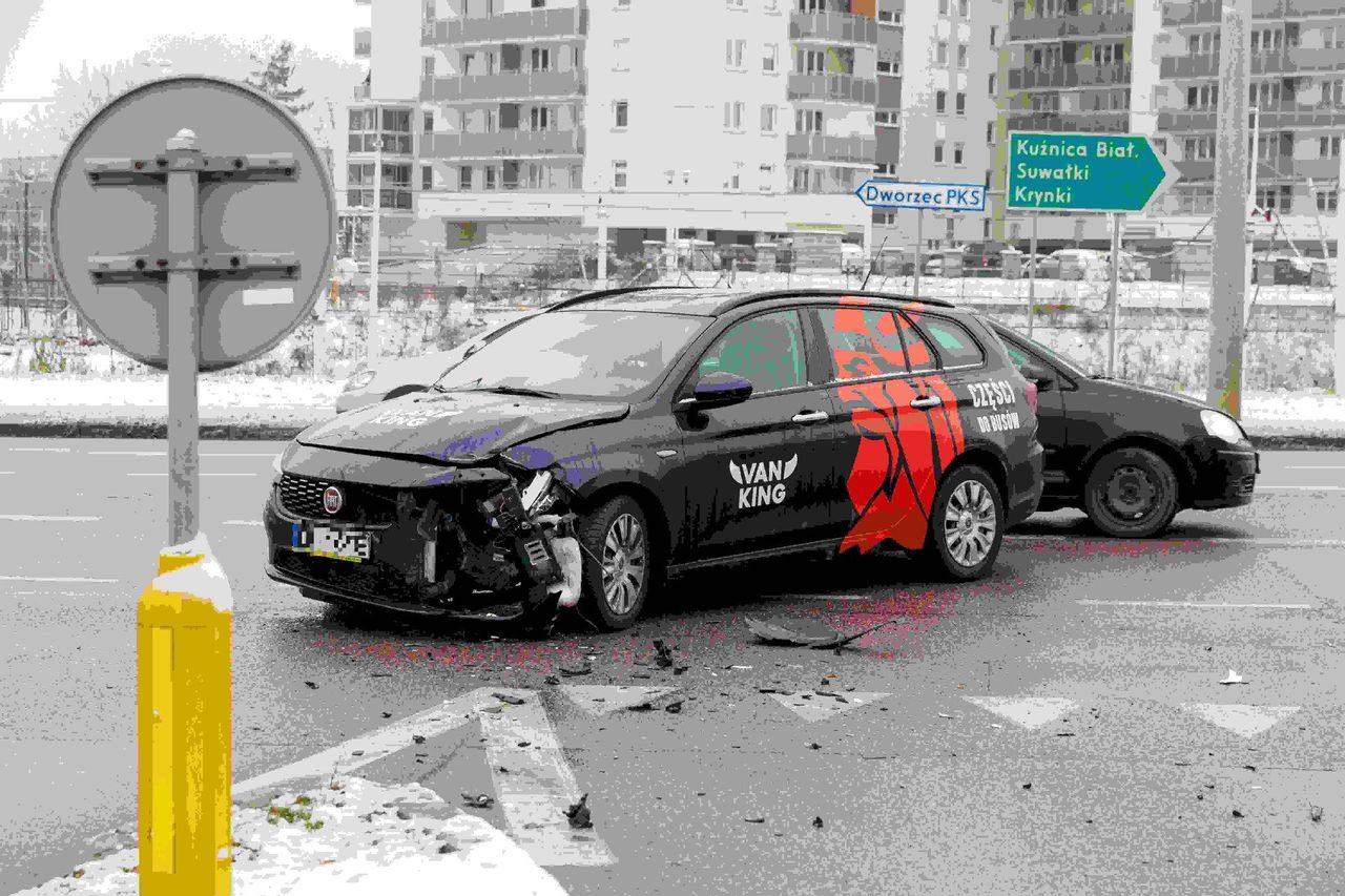 Białystok: Kolizja z udziałem ratownika, który spieszył się na protest