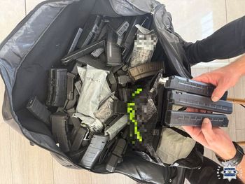 Narkotyki, broń, setki sztuk amunicji i Mercedes ze Szwajcarii. Duża akcja policji, cztery osoby zatrzymane