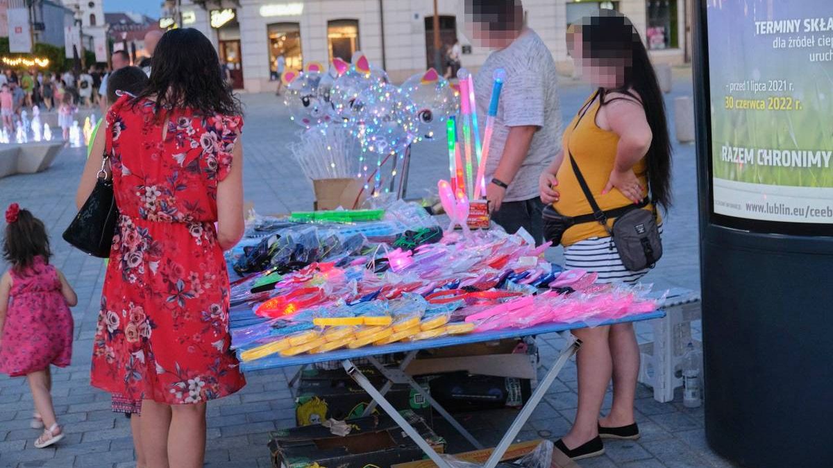 Nielegalnie handlują zabawkami i innymi gadżetami na placu Litewskim
